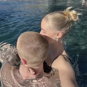 飞霄扒腿吃奶18禁🈲️视频
